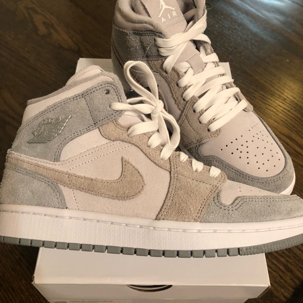 Nike Air Jordan Mid SE particle grey. Never worn. New in box